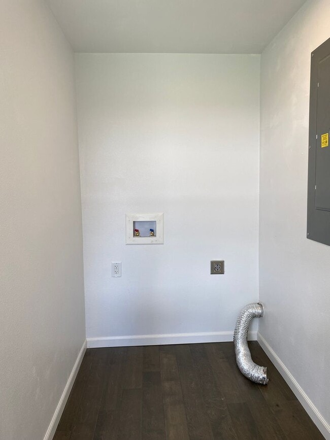 Building Photo - Newly Remodeled Single Family Home in Reardan, WA! Available Now!