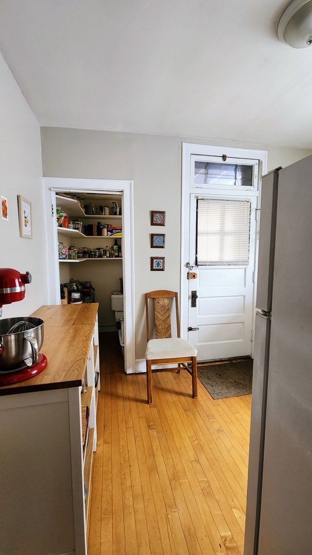 Building Photo - 1919 W Berteau Ave