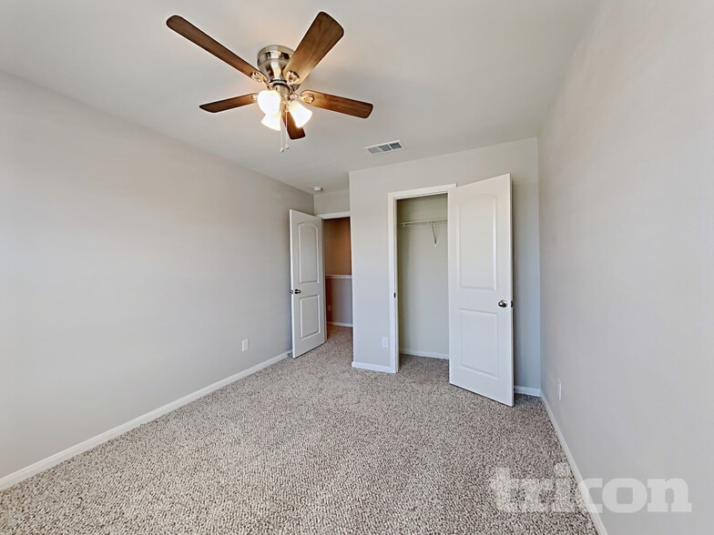 Building Photo - 824 Clark Dr