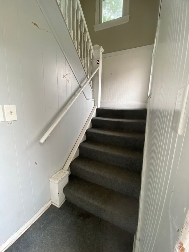 Building Photo - Newly Updated 2 Bedroom