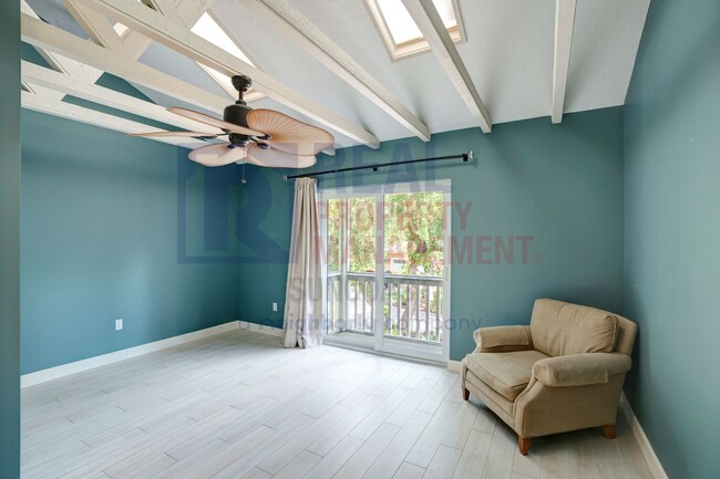 Building Photo - Stunning 4/2 on Siesta Key!