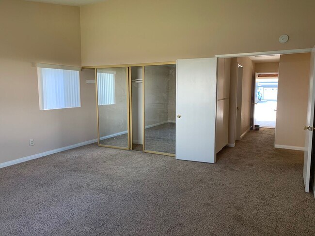 Building Photo - 3 Bedroom 2 Bath Cowles Mountain Home For Rent