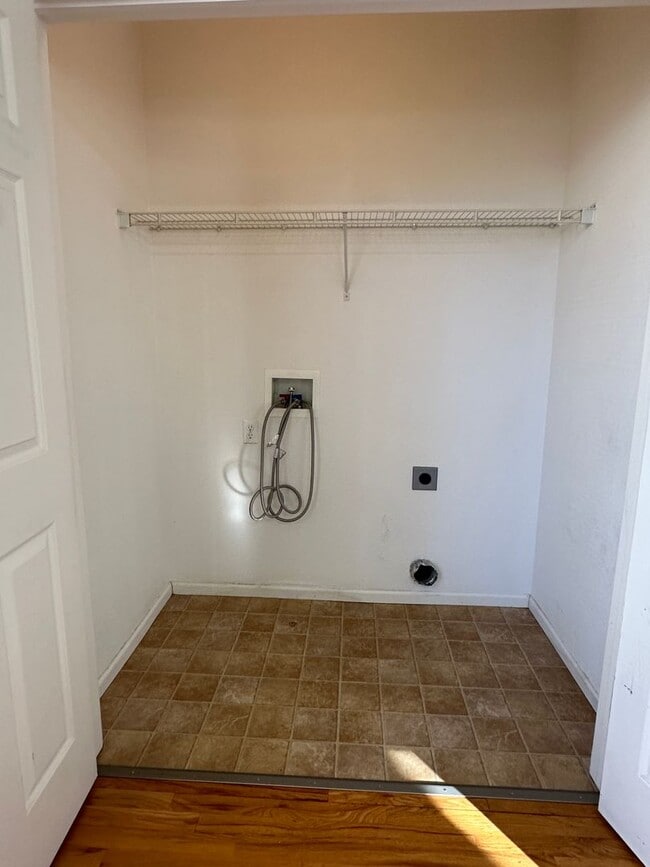 Building Photo - SPACIOUS 3BD/2.5BA TOWNHOME at THE BLUFFS ...
