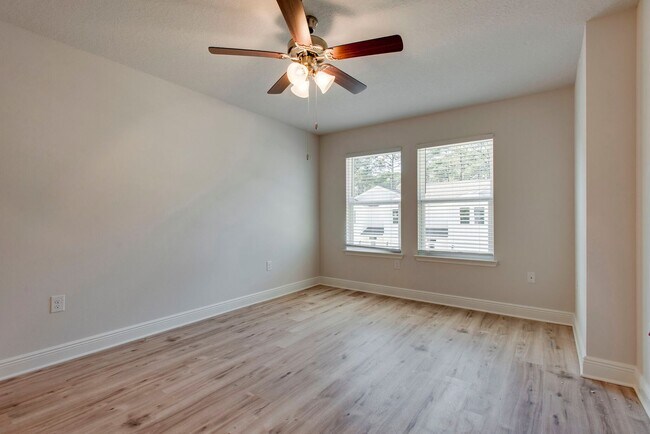 Building Photo - NEWER LUXURY TOWNHOME IN SANTA ROSA BEACH