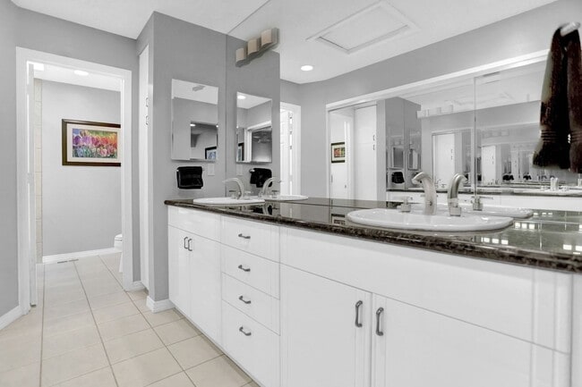 Building Photo - Beautiful Home in Southeast Denver