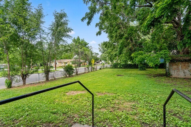 Building Photo - 3 bedroom | 2 bathroom | PETS WELCOME!