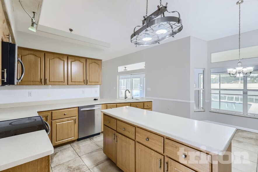 Building Photo - 13530 Coronado Dr