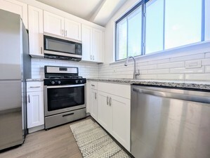 Building Photo - 5655 N Spaulding Ave