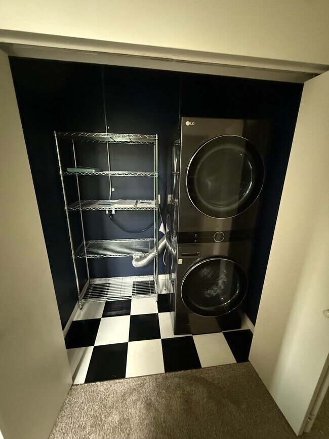 Building Photo - 561 Laurel Ave