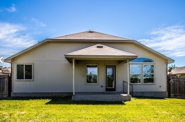 Building Photo - AVAILABLE NOW! - 2 WEEKS FREE (SECTION 8 A...