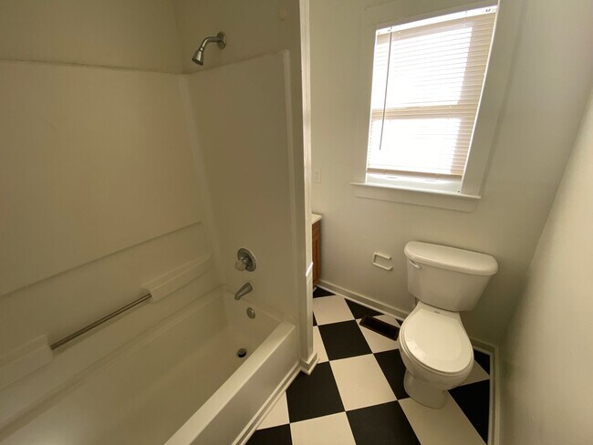 Building Photo - Spacious Duplex Unit Near Duke and Downtown / All Appliances and Fenced Backyard