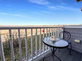 Building Photo - Make this charming studio with marsh views...