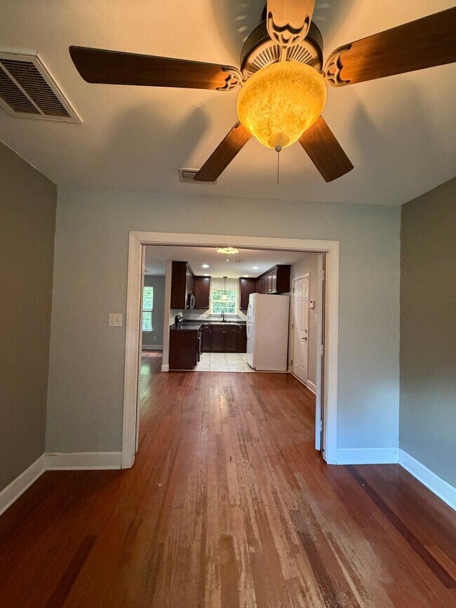 Building Photo - 3/2 home located just off N. Meridian and Available NOW.