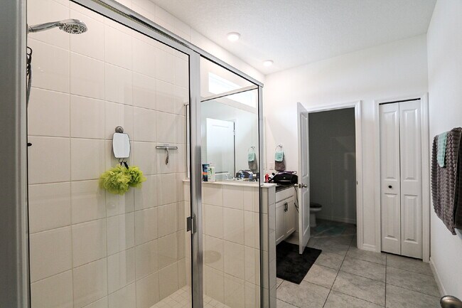 Building Photo - Stunning 4-Bedroom Home in South Fork with...