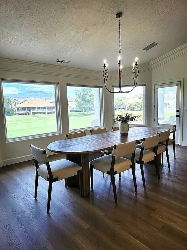 Building Photo - Charming Home Next To Sunbrook Golf Club!