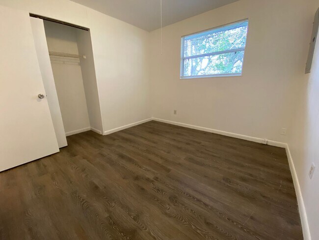 Building Photo - Cozy Bungalow