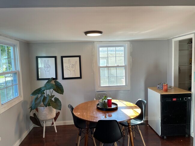 Building Photo - 3124 W Fairview Ave