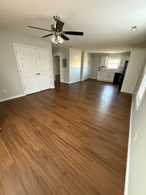 Building Photo - 148 School Side Dr