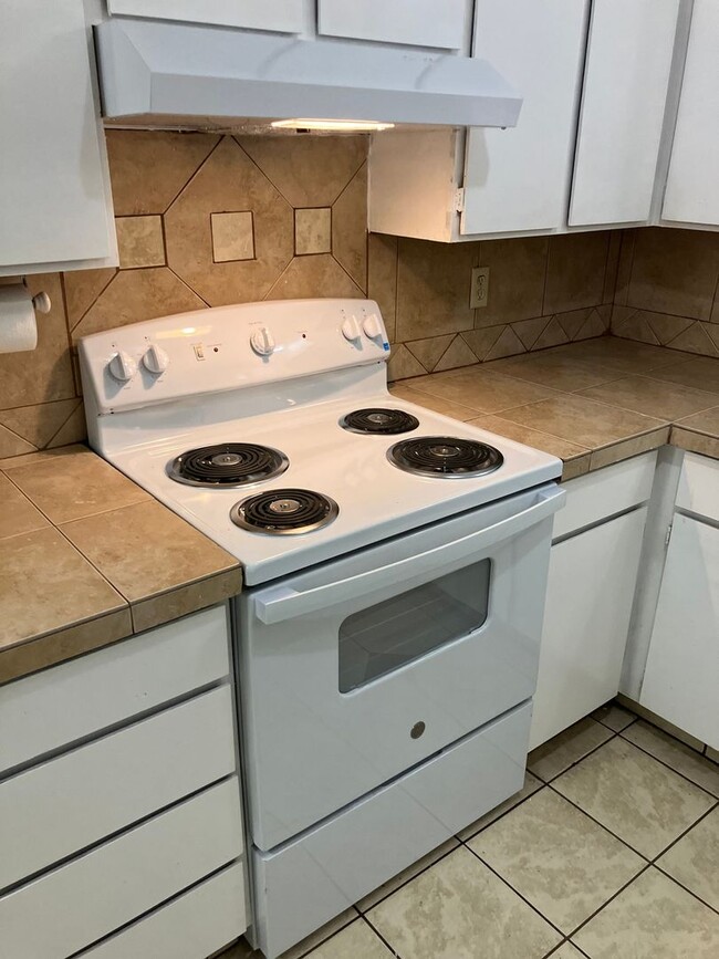 Building Photo - 2429 NE Saratoga St