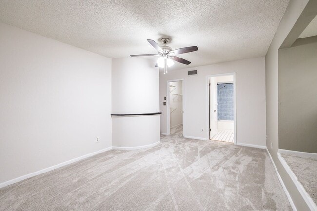 Building Photo - NEW PRICE! 3/2 Palm Harbor Townhouse