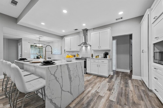 Building Photo - 303 Riva Ridge