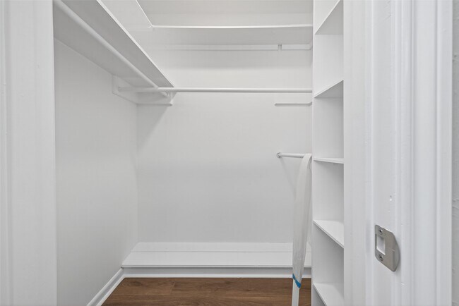 Building Photo - 105 Glenmora Ct