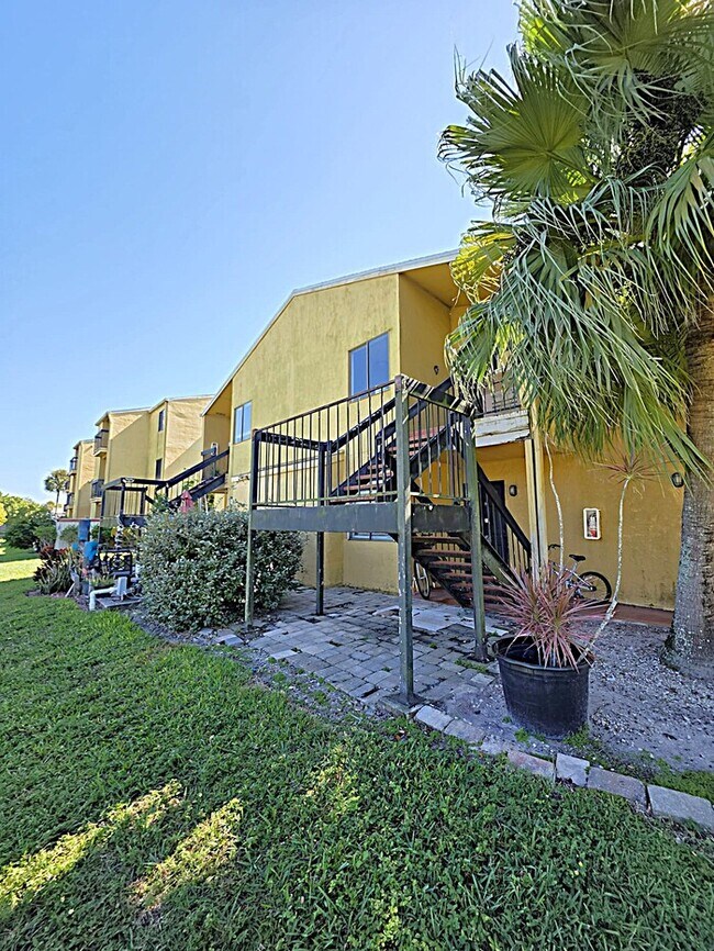 Building Photo - 2925 Winkler Ave