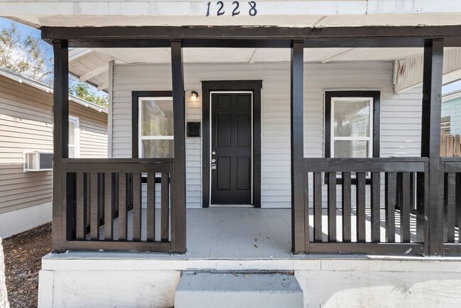 Building Photo - Drive By And Appy! $25 App Fee! Cute 2bdrm...