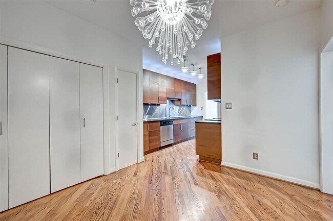 Building Photo - 1551 Cortlandt St