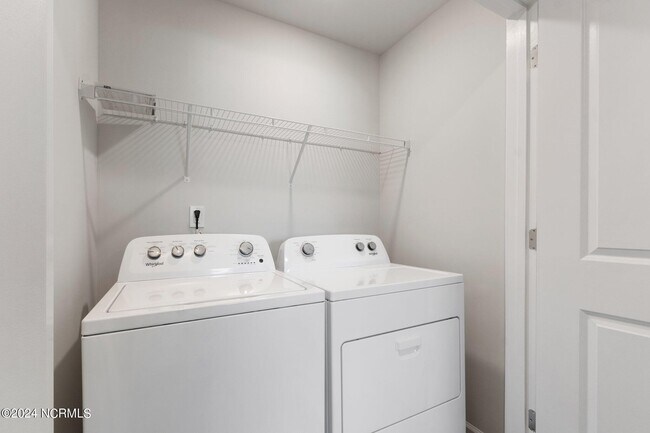 Building Photo - 3121 Lobelia Ln