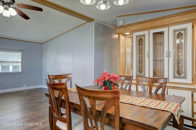 Building Photo - 561 Dolphin Cir