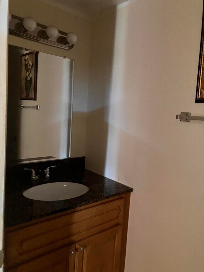 Building Photo - 17 Golfs Edge