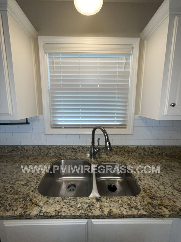 Building Photo - 229 Lace Dr