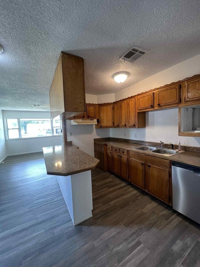 Building Photo - Newly Remodeled 3 Bedroom / 2 Bathroom Hom...