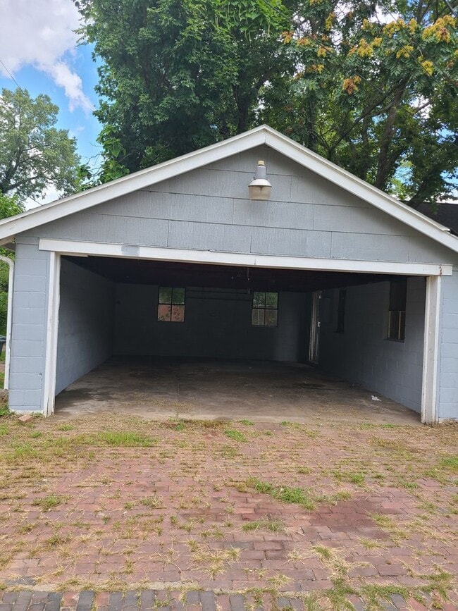 Building Photo - 5 Bed/ 2 bath house