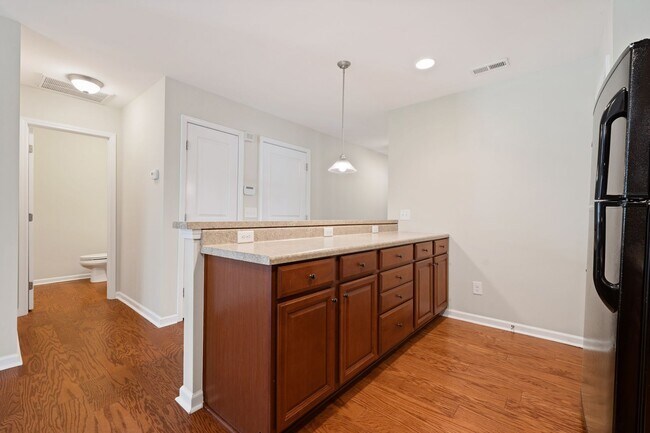 Building Photo - 3 Bedroom Townhouse in Braddock Park Community - Available May 8!