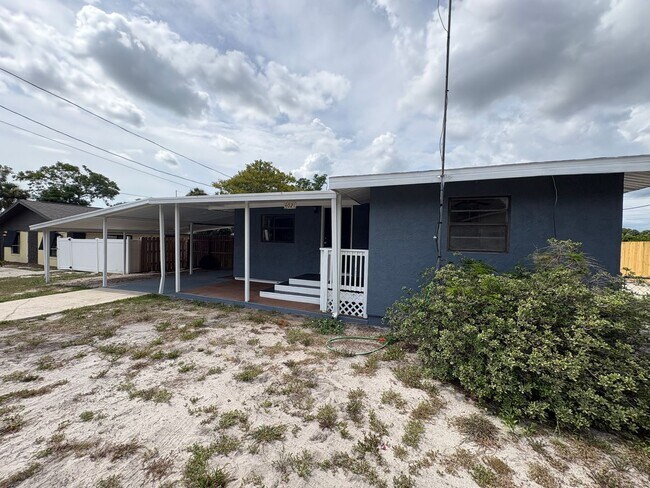 Building Photo - 2 Bed 1 Bath Single Family w/ Fenced Backyard