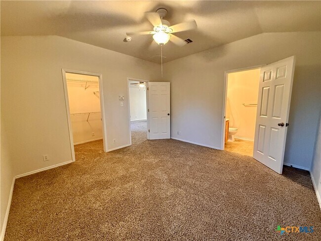 Building Photo - 3235 Blue Jay Dr