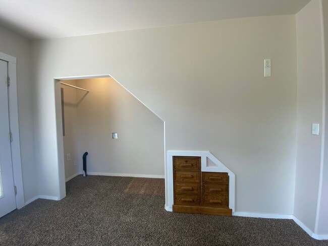 Building Photo - 2 Bed, 1 Bath House with Laundry Across fr...