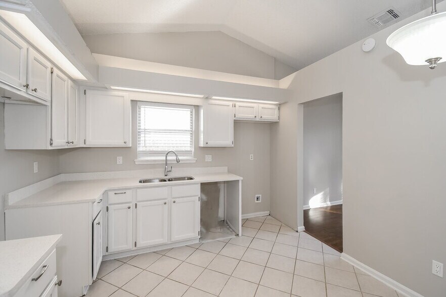 Building Photo - 8442 Sugartree Dr