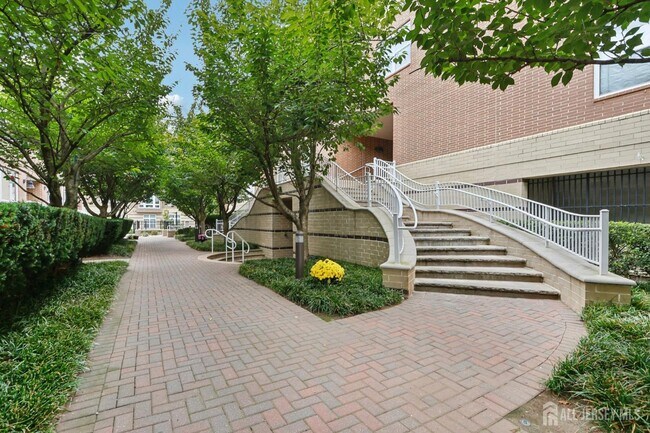Building Photo - 368 Rector St