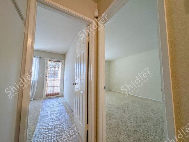 Building Photo - 2 Bed 1 Bath No one Above You