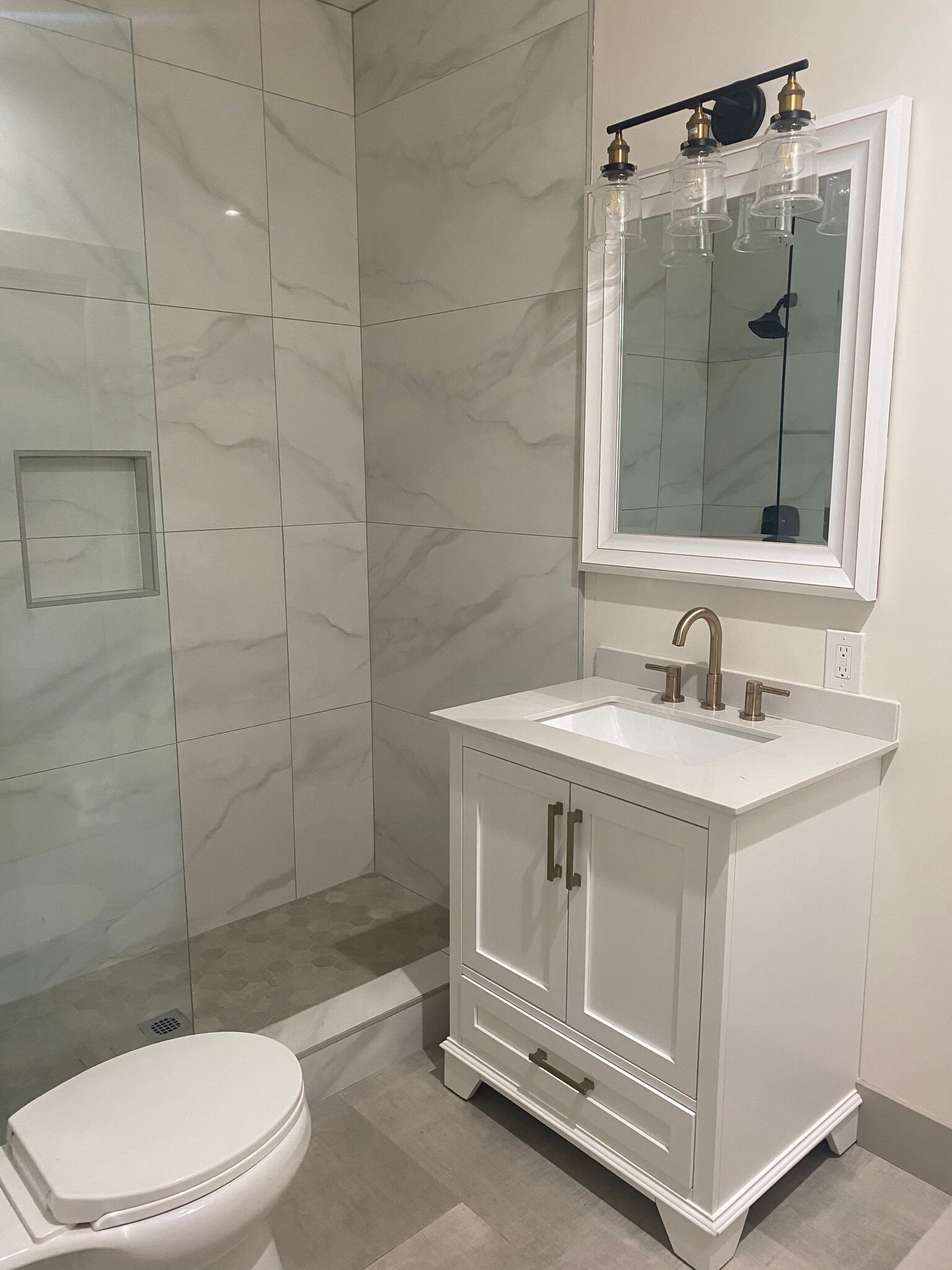 Primary Bathroom 1 - 1826 Lincoln Ave