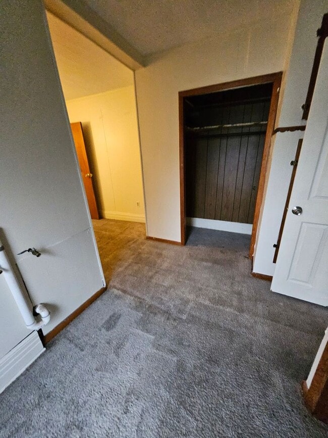 Building Photo - Upper 3 bedroom unit