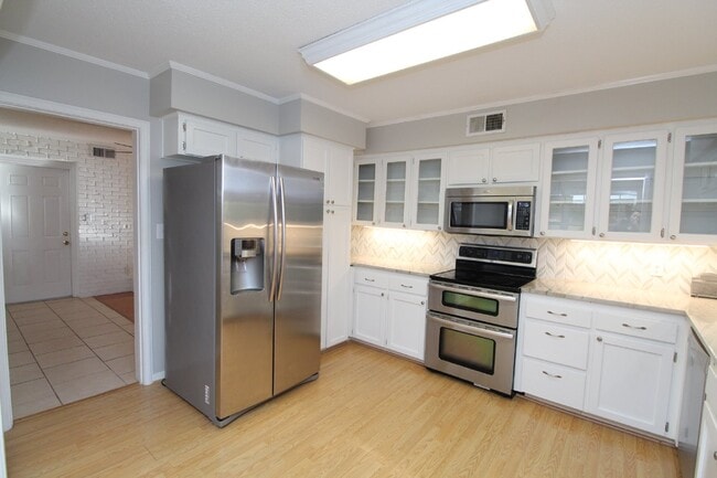 Building Photo - Pool Home with Office, Two Primary Suites ...