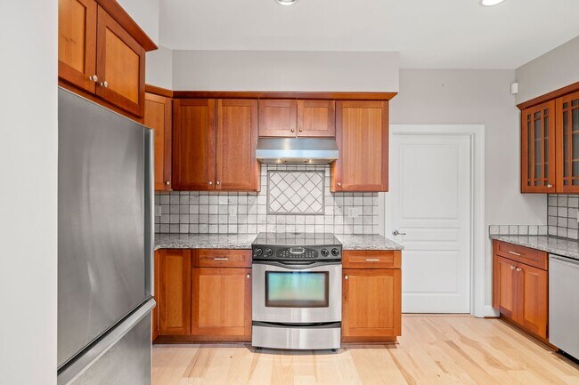 Building Photo - Spacious, Beautiful East Asheville Home