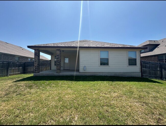 Building Photo - AVAILABLE NOW ! 1 WEEK FREE MOVE IN SPECIAL