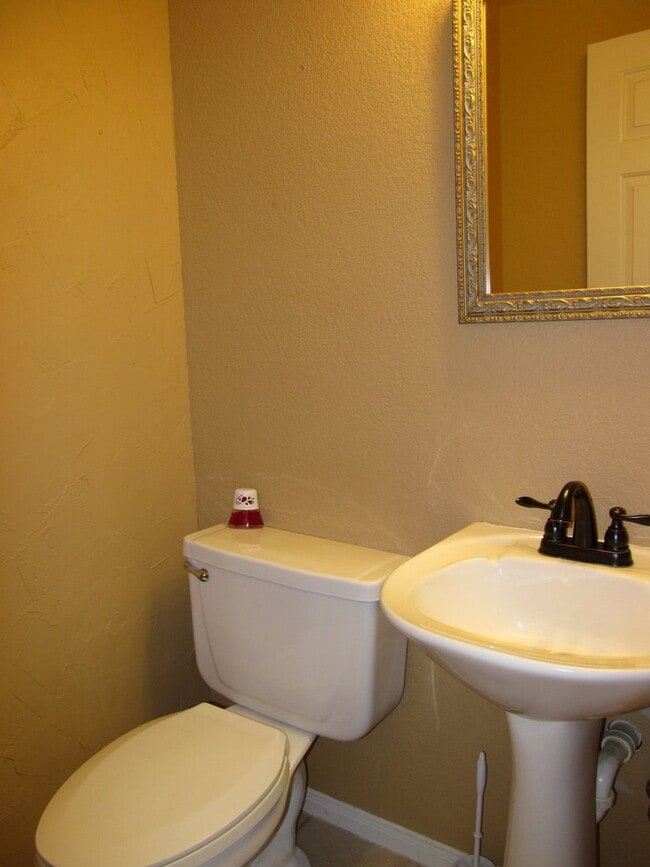 Building Photo - LARGE 4 BEDROOM NEAR LAKE