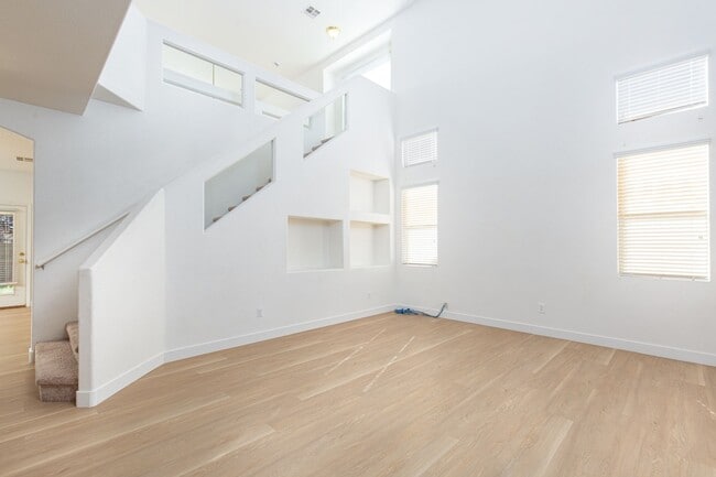 Building Photo - Great 5 Bedroom Home in Summerlin