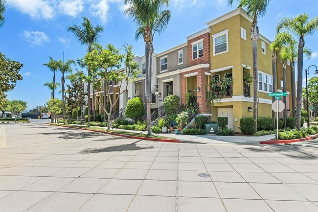 Building Photo - Act Fast: Charming Townhome in Central San...